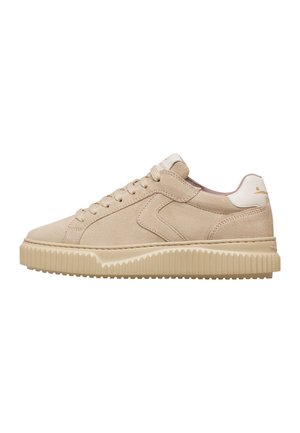 Beiger Veloursleder-Low-Top-Sneaker mit tonalen Schnürsenkeln, strukturierter dicker Sohle und weißem Fersenlasche mit kleinem Logo.