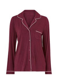 Burgundská noční košile s dlouhými rukávy, bílým lemováním kolem límce a spodního okraje, s náprsní kapsou a zapínáním na knoflíky.