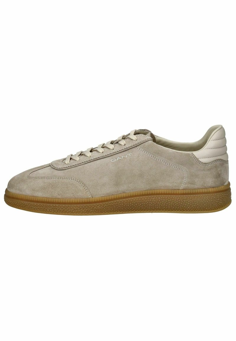 Beige Wildlederschuhe mit passenden Schnürsenkeln, einer strukturierten Gummisohle und einem glatten Lederakzent an der Ferse. Markenlogo dezent an der Seite angebracht.