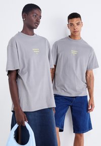 Jack & Jones PREMIUM JPRBLAHARVEY INFO TEE CREW NECK UNISEX - Trükipildiga T-särk - frost gray