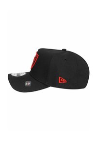 Schwarze Baseballmütze mit flachem Schirm, die auf der Vorderseite ein rotes gesticktes Logo und auf der Seite einen kleinen roten Akzent hat.