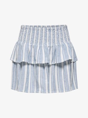 Jupe blanche à rayures bleues verticales, avec une taille froncée et un volant superposé près du haut.