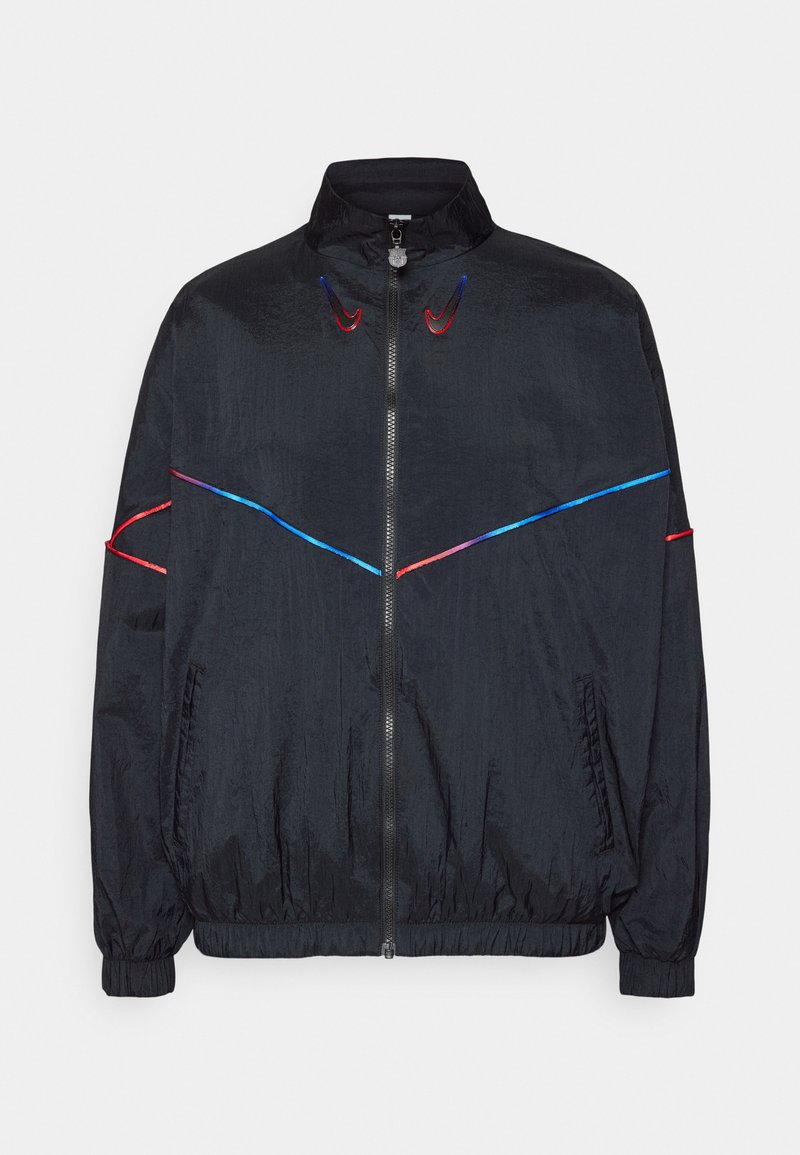 Schwarze leichte Jacke mit einem Reißverschluss vorne, stehendem Kragen, elastischen Bündchen und kontrastierenden roten und blauen diagonalen Stichakzenten.