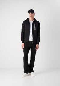 Calvin Klein HORIZONTAL LOGO ZIP THRU HOODIE - Mikina so zipsom - black