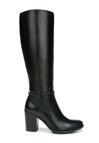 Stivale in pelle nera al ginocchio con punta rotonda, tacco a blocco e una fascia decorativa con fibbia sulla caviglia. Texture liscia.