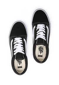 Czarne wysokie trampki z płótna z białymi akcentami i sznurowadłami. Charakteryzują się wyściełanym kołnierzem, gładką teksturą oraz logo Vans na języku.