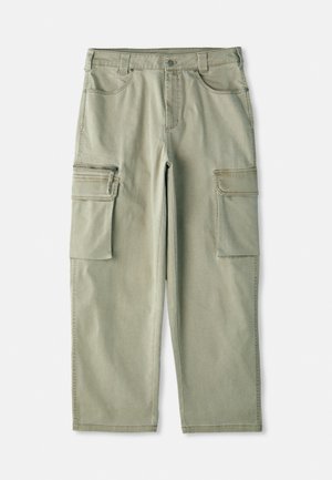 Calças cargo cáqui com um corte solto, feitas de algodão, apresentando dois bolsos laterais cargo e um bolso com zíper na perna esquerda.