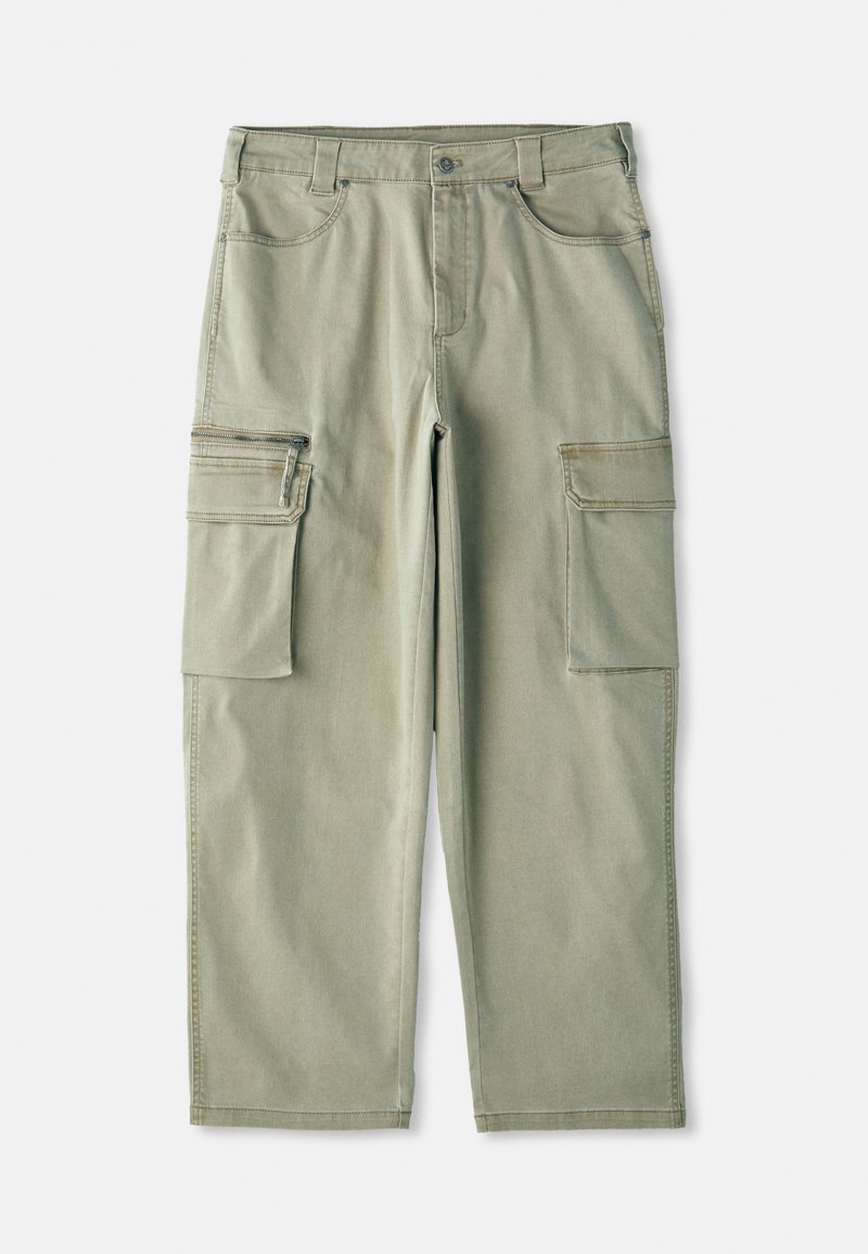 Khakifarbene Cargo-Hosen mit lockerer Passform, aus Baumwolle gefertigt, mit zwei seitlichen Cargo-Taschen und einer Reißverschlusstasche am linken Bein.