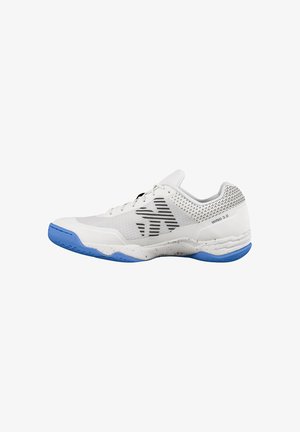 Witte sportschoen met blauwe zool, zwart strepenpatroon aan de zijkant en tekst "WING 3.0" vlak bij de hiel.