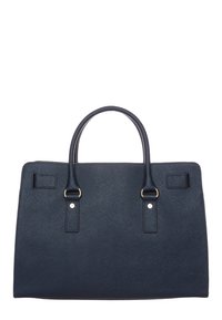Sac à main structuré bleu marine avec deux poignées, fabriqué en simili cuir texturé. Présente des éléments en métal doré et un détail en patch carré sur un côté.
