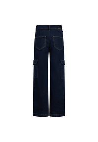 Donkerblauwe cargo broek met een relaxte pasvorm, voorzien van zijzakken, een taillebandlabel en zichtbare stikdetails op de achterzakken.