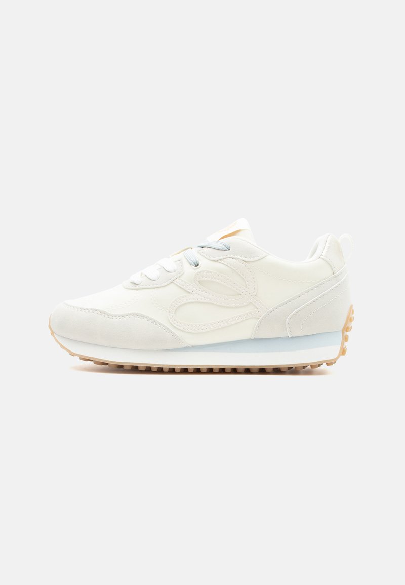 Baskets de sport blanches avec lacets gris clair, semelle texturée et détail de couture latérale subtile sur fond blanc.