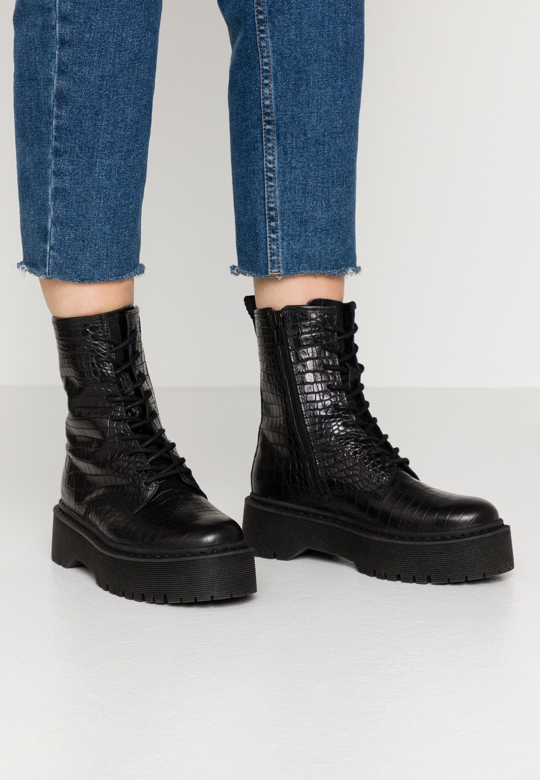 Enkellaarsjes met plateauzool black Enkellaarsjes met plateauzool black