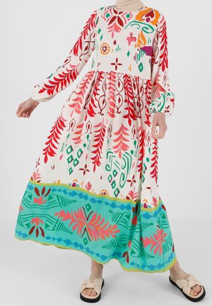 Robe maxi fleurie avec manches longues, taille froncée et motifs colorés en rouge, vert et rose sur fond crème.