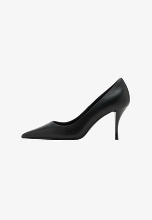 Čierne kožené topánky na vysokom opätku s špicatou špičkou, hladkou textúrou a štíhlym stiletto opätkom, s minimalistickým dizajnom.