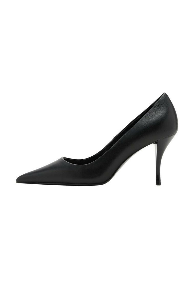Scarpa con tacco alto in pelle nera, punta affusolata, texture liscia e tacco a stiletto slanciato, caratterizzata da un design minimalista.