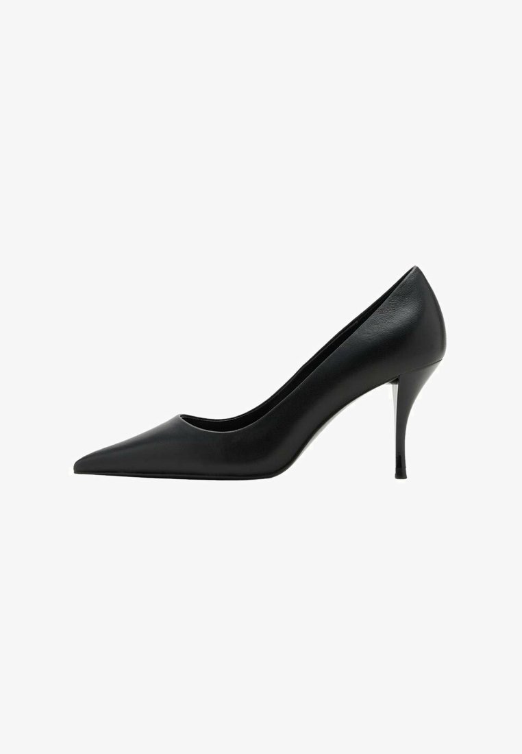 Scarpa con tacco alto in pelle nera, punta affusolata, texture liscia e tacco a stiletto slanciato, caratterizzata da un design minimalista.