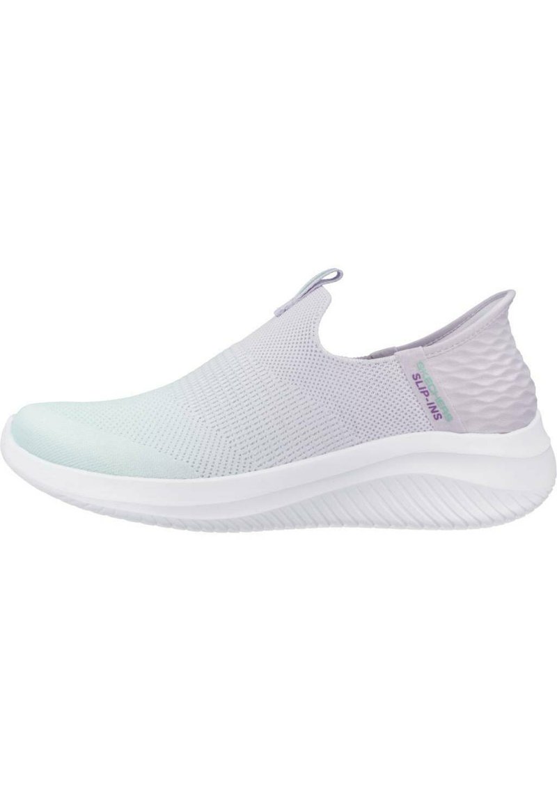 Zapatillas de color púrpura claro, tipo slip-on, hechas de malla transpirable con un talón texturizado, suela blanca y una puntera suave. Diseñadas para la comodidad y la facilidad.