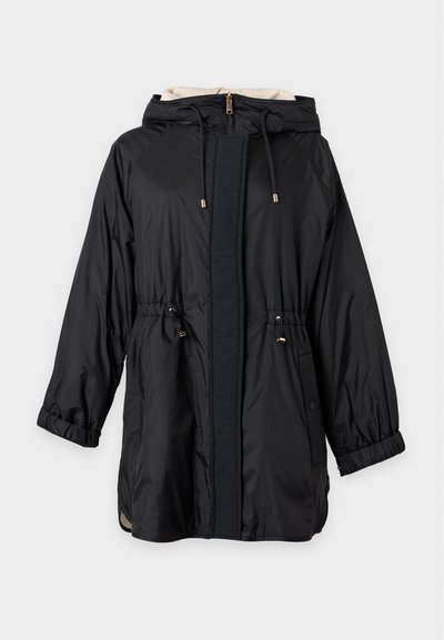 Imperméable long noir à capuche avec fermeture éclair à l'avant, cordons à la capuche et à la taille, et poignets élastiques, présenté sur un fond uni.