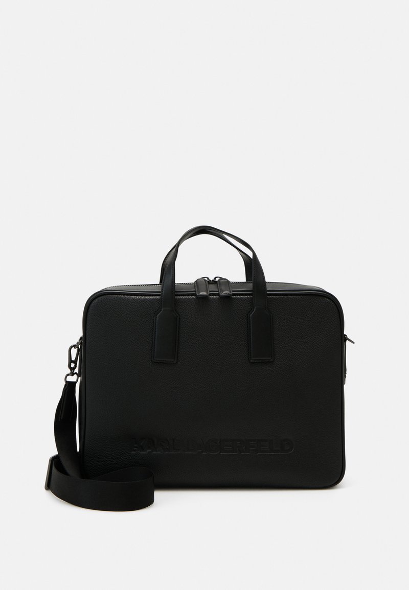 Sort tekstureret laptoptaske med topgreb og justerbar skulderrem. Har et præget logo på forsiden og glatte lynlåse.