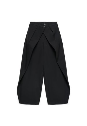 Pantaloni neri a gamba larga con pannelli frontali sovrapposti e due bottoni in vita, mostrati su sfondo bianco.