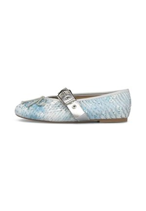 Zapato plano de mujer con parte superior texturizada en azul claro, pequeño lazo en la puntera y amplia correa con hebilla metálica plateada en la parte superior.