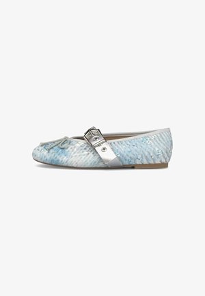Scarpa piatta da donna con tomaia azzurro chiaro testurizzata, piccolo fiocco sulla punta e ampia fibbia metallica argentata sulla parte superiore.