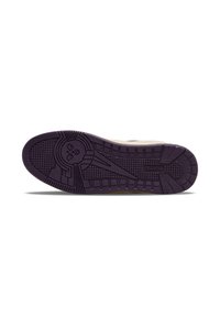 Weiße Sneaker-Sohle mit einer strukturierten lila Gummiaußensohle. Hat ein gemustertes Profil, Rillen und ein eingraviertes Logo an der Ferse.