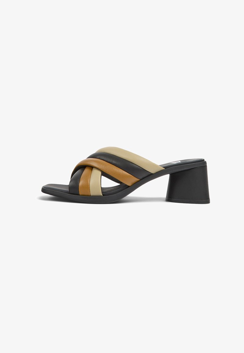 Open-toe hak sandalen met een gevlochten ontwerp van zwarte, beige en bruine leren strepen; solide zwarte blokhak; gladde textuur.