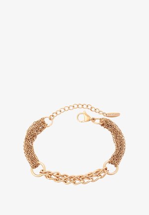 Bracciale multi-catena color oro con chiusura a morsetto e maglie regolabili, dotato di piccola targhetta ovale incisa vicino alla chiusura.
