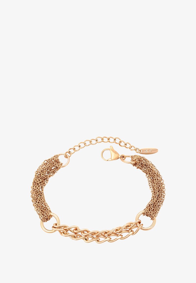 Aranyszínű, több láncból álló karkötő, rákos csattal és állítható szemekkel, kis gravírozott ovális címkével a csat közelében.