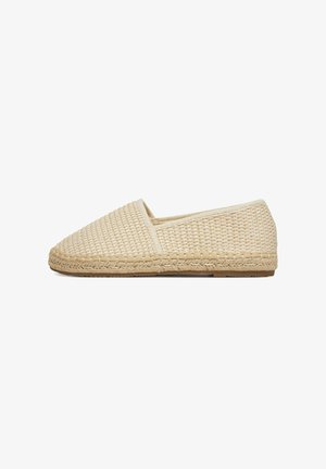Beige gewebte Slip-On-Schuhe mit strukturiertem Design, rundem Zeh und kontrastierendem, abgestepptem Randdetail. Flache Gummisohle für Flexibilität.
