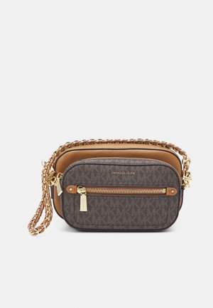 Lille rektangulære Michael Kors crossbody taske med brunt læder, mørk logo trykt frontlomme og guldkæde skulderrem på hvid baggrund.