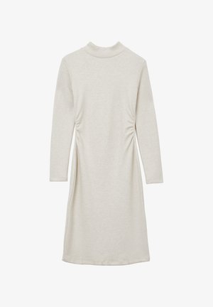 Abito lungo beige chiaro a maniche lunghe con collo alto, caratterizzato da dettagli arricciati sui lati e un tessuto morbido, con una silhouette ad A.