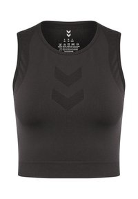 Czarny sportowy krótki top z okrągłym dekoltem. Posiada siateczkowe panele i wzór w jodełkę na przodzie. Wykonany z recyklingowanego poliestru i elastanu.