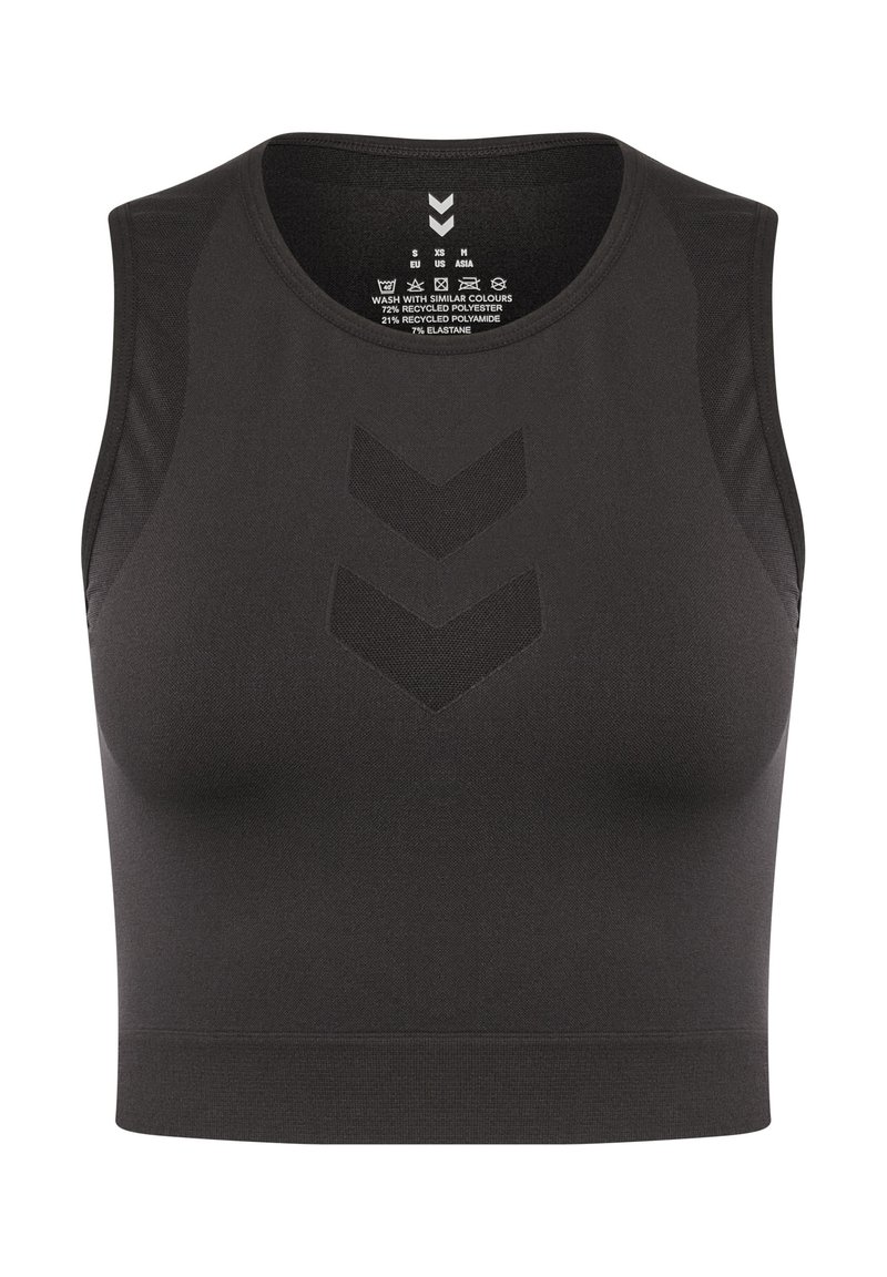 Czarny sportowy krótki top z okrągłym dekoltem. Posiada siateczkowe panele i wzór w jodełkę na przodzie. Wykonany z recyklingowanego poliestru i elastanu.