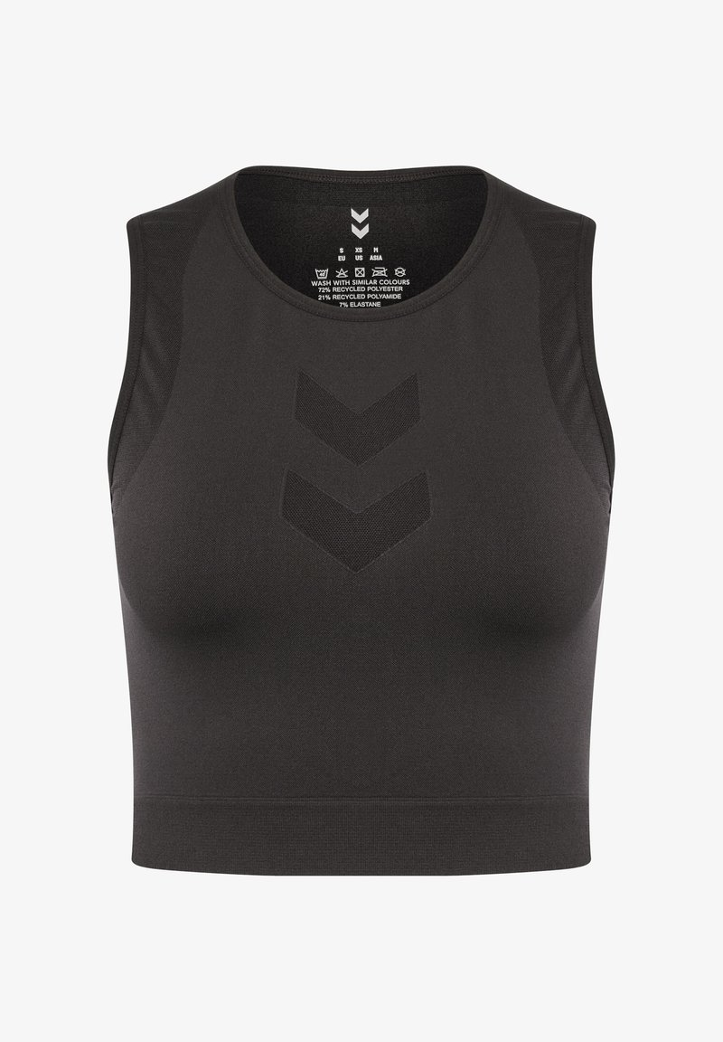 Czarny sportowy krótki top z okrągłym dekoltem. Posiada siateczkowe panele i wzór w jodełkę na przodzie. Wykonany z recyklingowanego poliestru i elastanu.