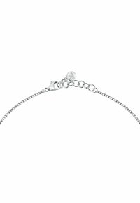 Bracciale in argento con chiusura a calamita, caratterizzato da un design a maglie rotonde e da un piccolo pendente incisa. Finitura liscia e lucida.