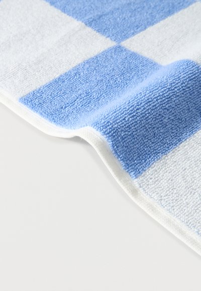 Μαλακή πετσέτα από περκάλ διπλωμένη για να δείξει το καρό μοτίβο σε μπλε και άσπρο σε λευκό φόντο.
