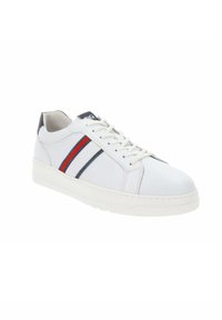 Witte leren sneaker met een gestructureerd oppervlak, voorzien van rode en marineblauwe strepen, ronde neus, vetersluiting aan de voorkant en een witte rubberen zool.