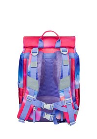 Zaino con un design gradiente in rosa e blu, realizzato in tessuto resistente. Presenta spallacci in rete imbottiti e diverse fibbie regolabili.