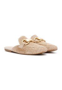 Chanclas de pala tejidas en color marrón con un patrón texturizado, con un acento decorativo de hebilla dorada y una suela plana.
