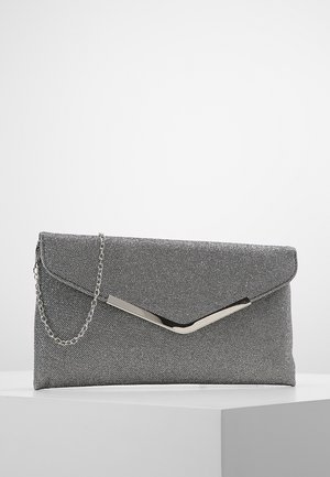 Gråt tekstureret kuvertclutch med sølv chevron-lås og aftagelig sølvkæde på hvid fod.