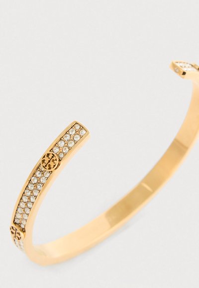 Χρυσό βραχιόλι από cuff με δύο σειρές μικρών διαφανών κρυστάλλων και δύο κυκλικούς χρυσούς τόνους με κομμένο σχέδιο σε ανοιχτό φόντο.