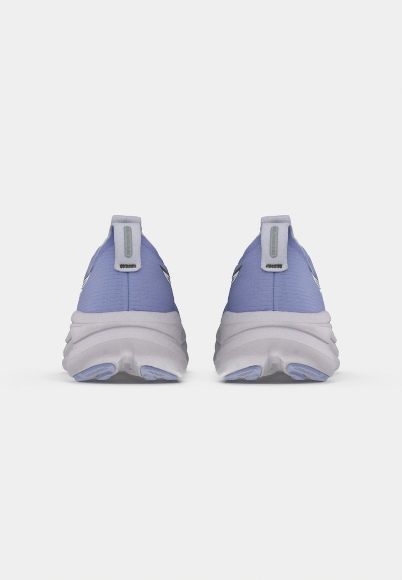 Baskets de sport violettes avec une tige en textile lisse, une semelle intermédiaire blanche douce et une semelle flexible. Comprend une languette de tirage au talon et des accents noirs.