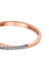 Bague en or rose avec une bande lisse et une rangée de petits pierres blanches rondes serties dans un montage métallique.