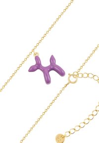 Guld kædehalssmykke med en lilla ballonhund vedhæng. Vedhænget har en glat overflade og er jævnt formet med runde kanter.