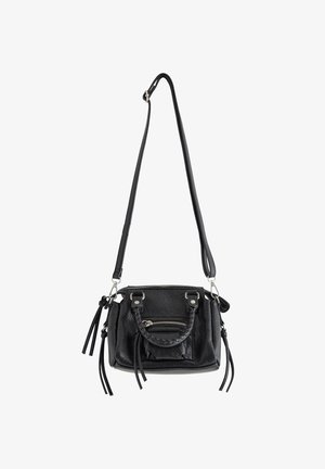 Sort læder crossbody taske med flettet håndtag, front lynlåslomme, sidelommer med kvaster og justerbar skulderrem.