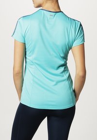 Lichtblauw sportshirt gemaakt van glad, rekbaar materiaal. Beschikt over korte mouwen, een ronde halslijn en subtiele stikdetails.