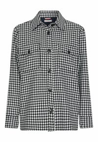 Chaqueta camisa de estampado pata de gallo en blanco y negro con cuello tipo solapa, cierre delantero de botones y dos bolsillos en el pecho. Textura suave.
